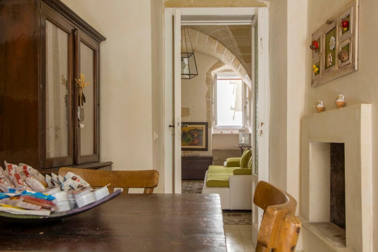 Explore The Historic City On Foot From An Old Town House Lecce Exteriör bild