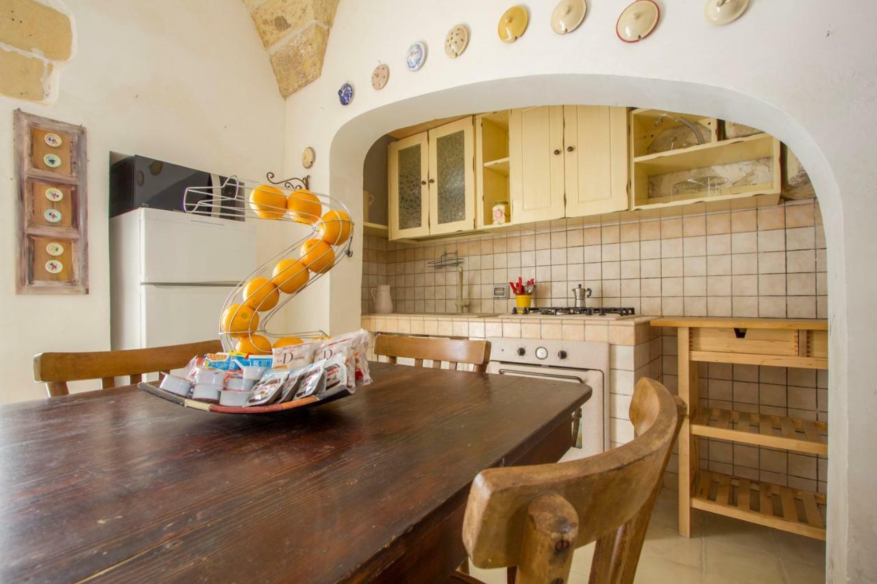 Explore The Historic City On Foot From An Old Town House Lecce Exteriör bild