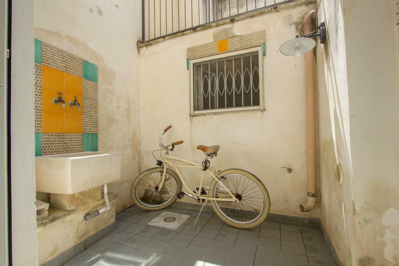 Explore The Historic City On Foot From An Old Town House Lecce Exteriör bild