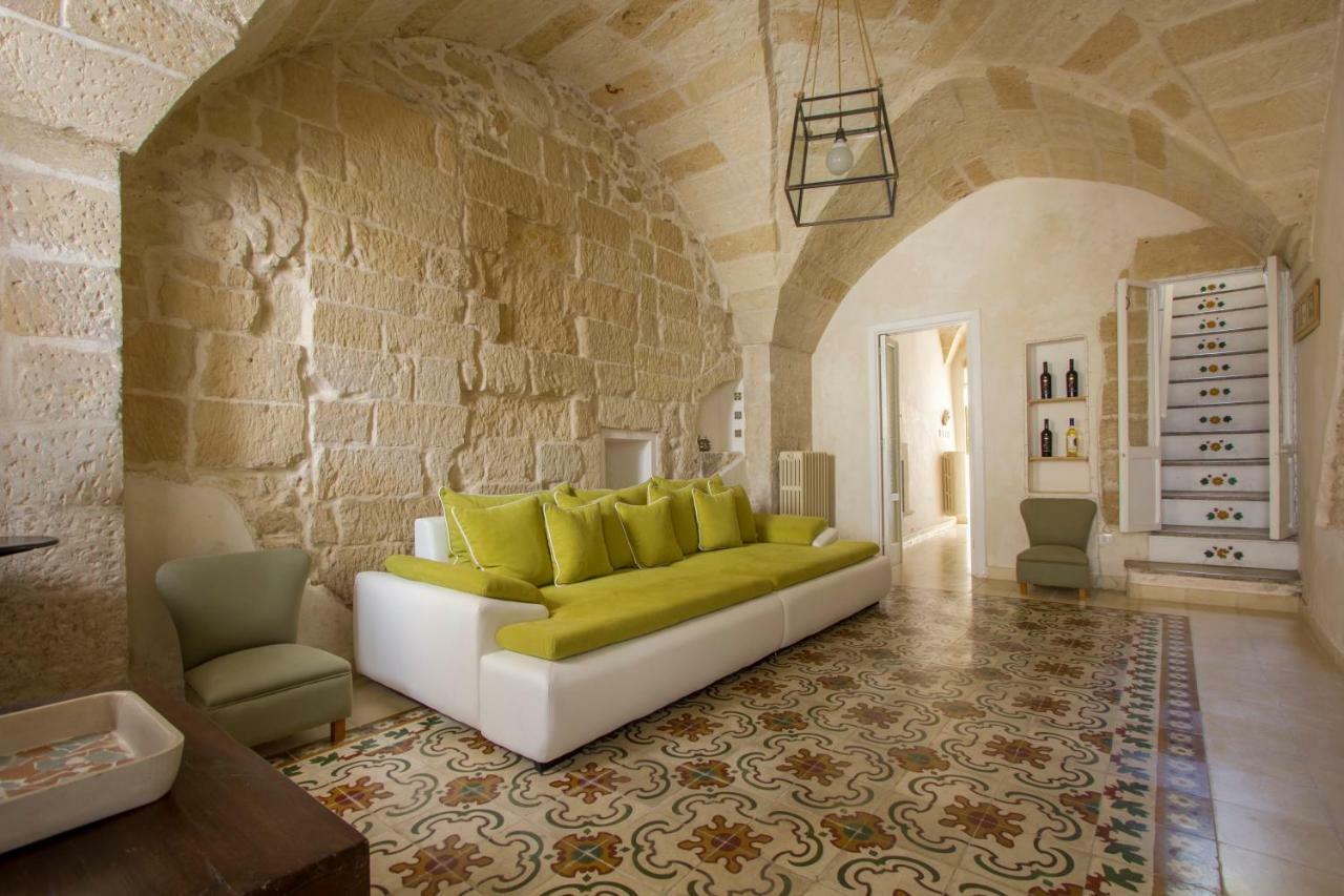 Explore The Historic City On Foot From An Old Town House Lecce Exteriör bild