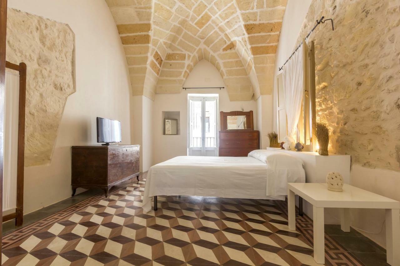 Explore The Historic City On Foot From An Old Town House Lecce Exteriör bild