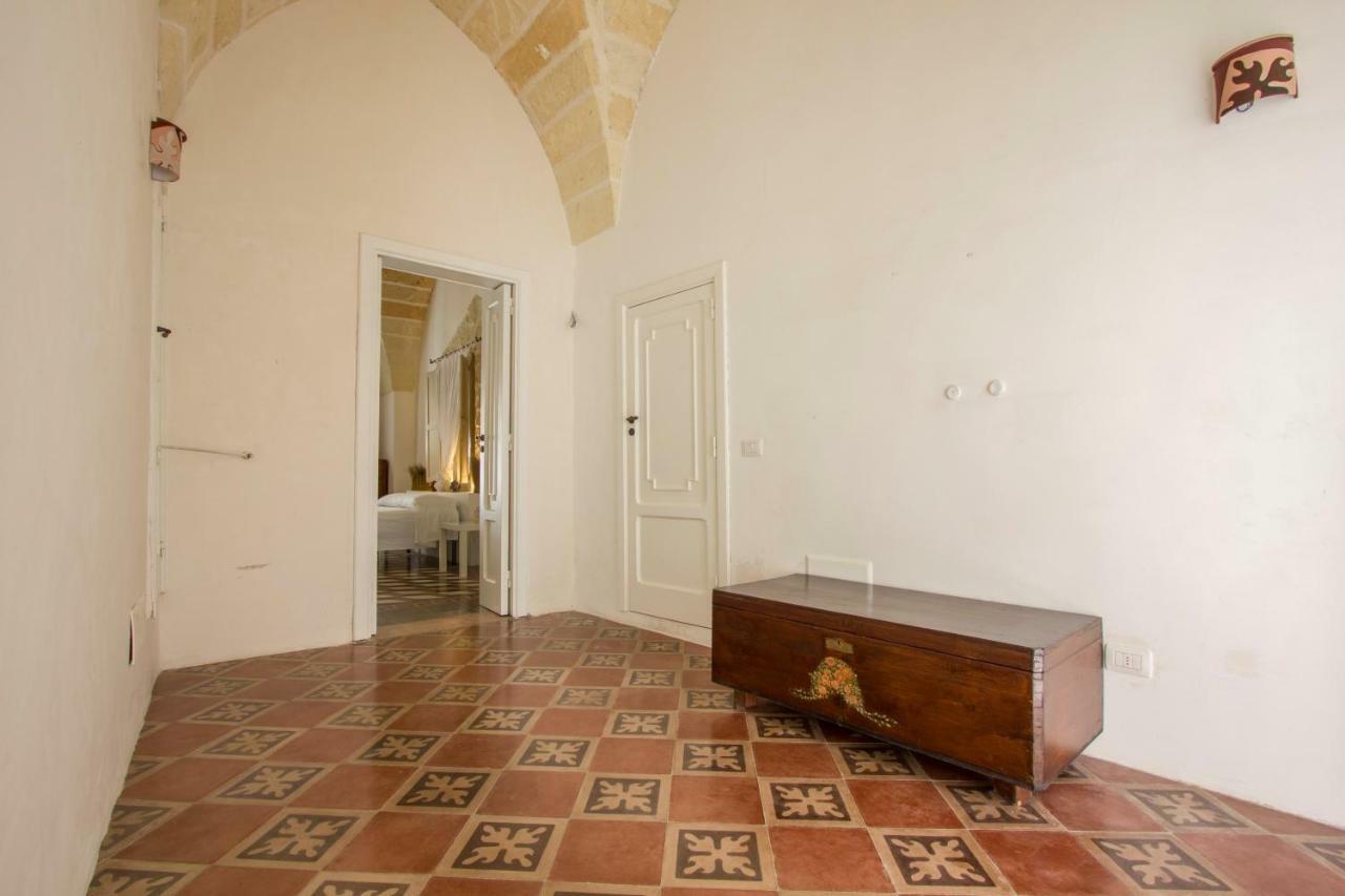 Explore The Historic City On Foot From An Old Town House Lecce Exteriör bild