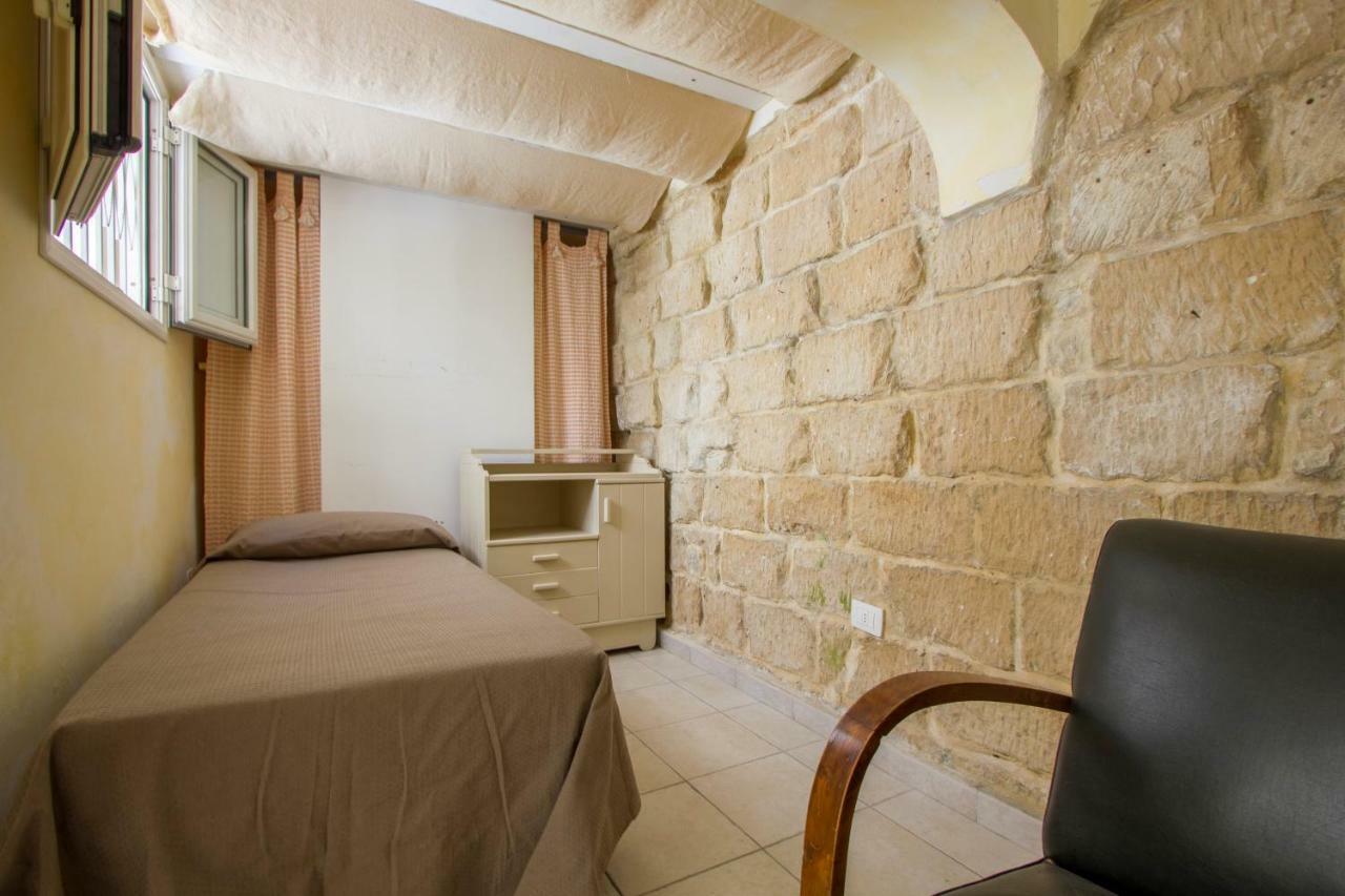 Explore The Historic City On Foot From An Old Town House Lecce Exteriör bild