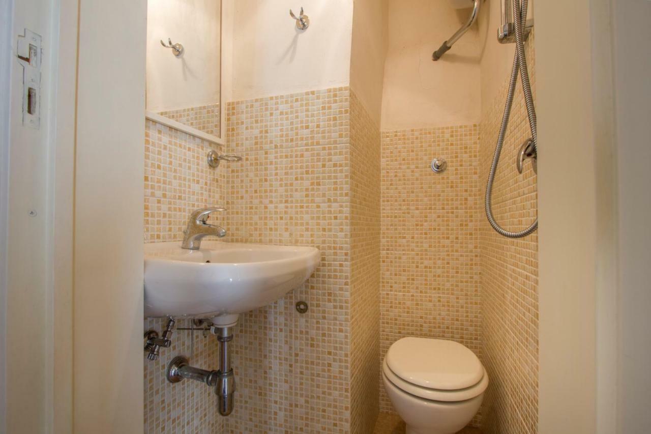 Explore The Historic City On Foot From An Old Town House Lecce Exteriör bild